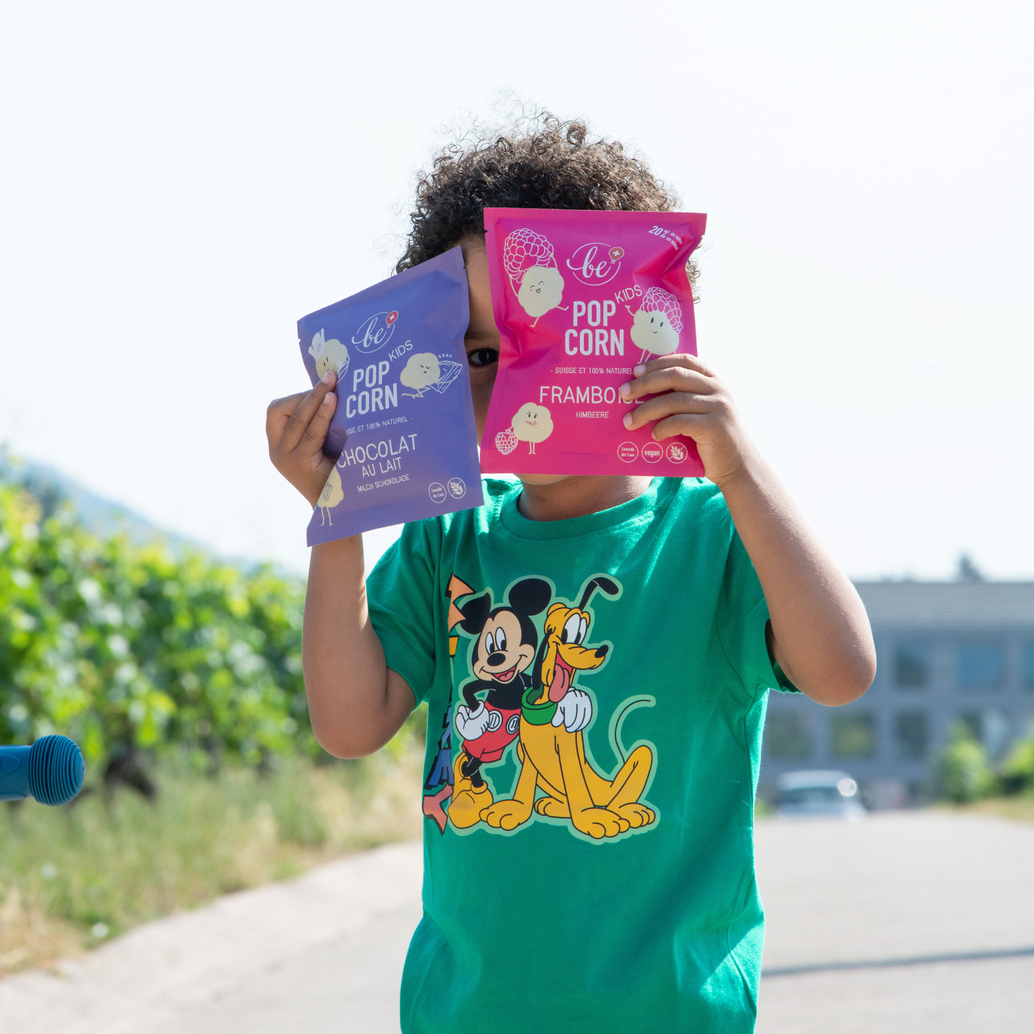 Enfant qui tient les deux minis paquets de popcorn Kids