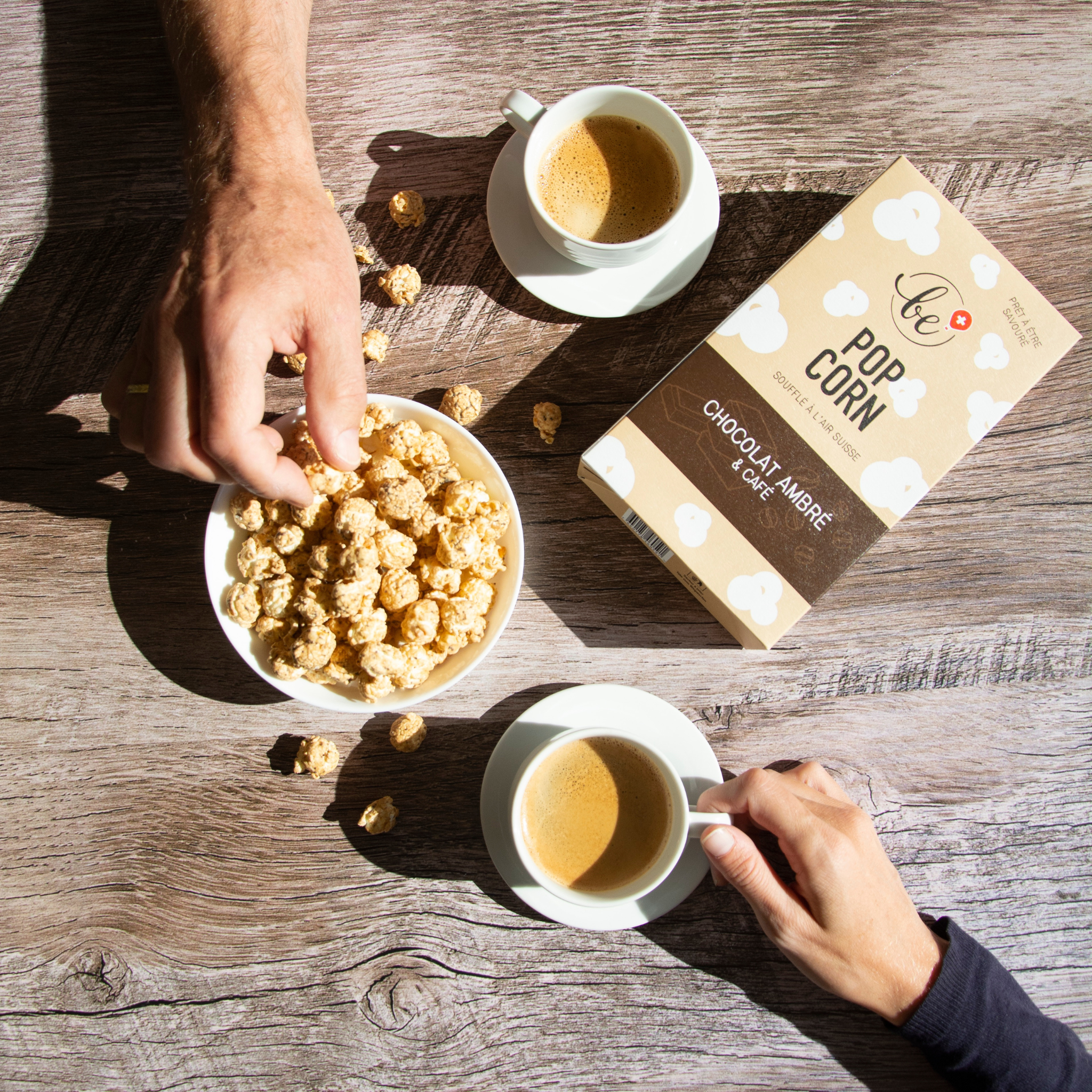 Photo lifestyle du popcorn au chocolat ambré et café