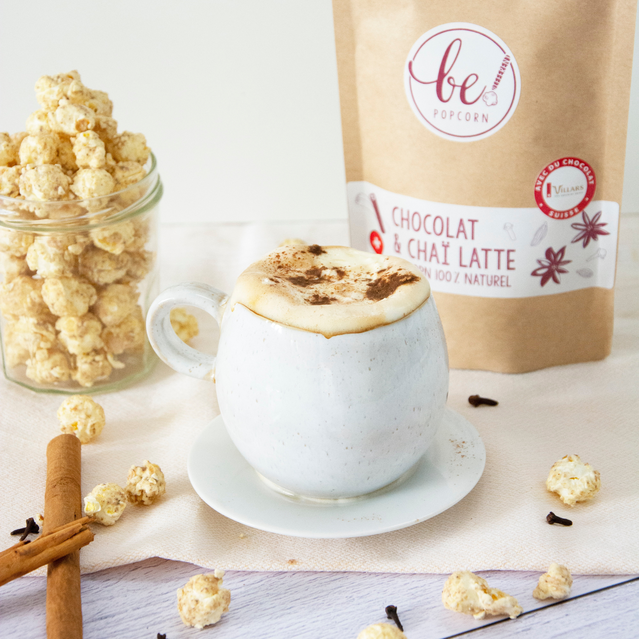 Mise en scène du popcorn chaï latte de Be!, la saveur de la fin d'année, à déguster avec un café ou un verre de chaï latte