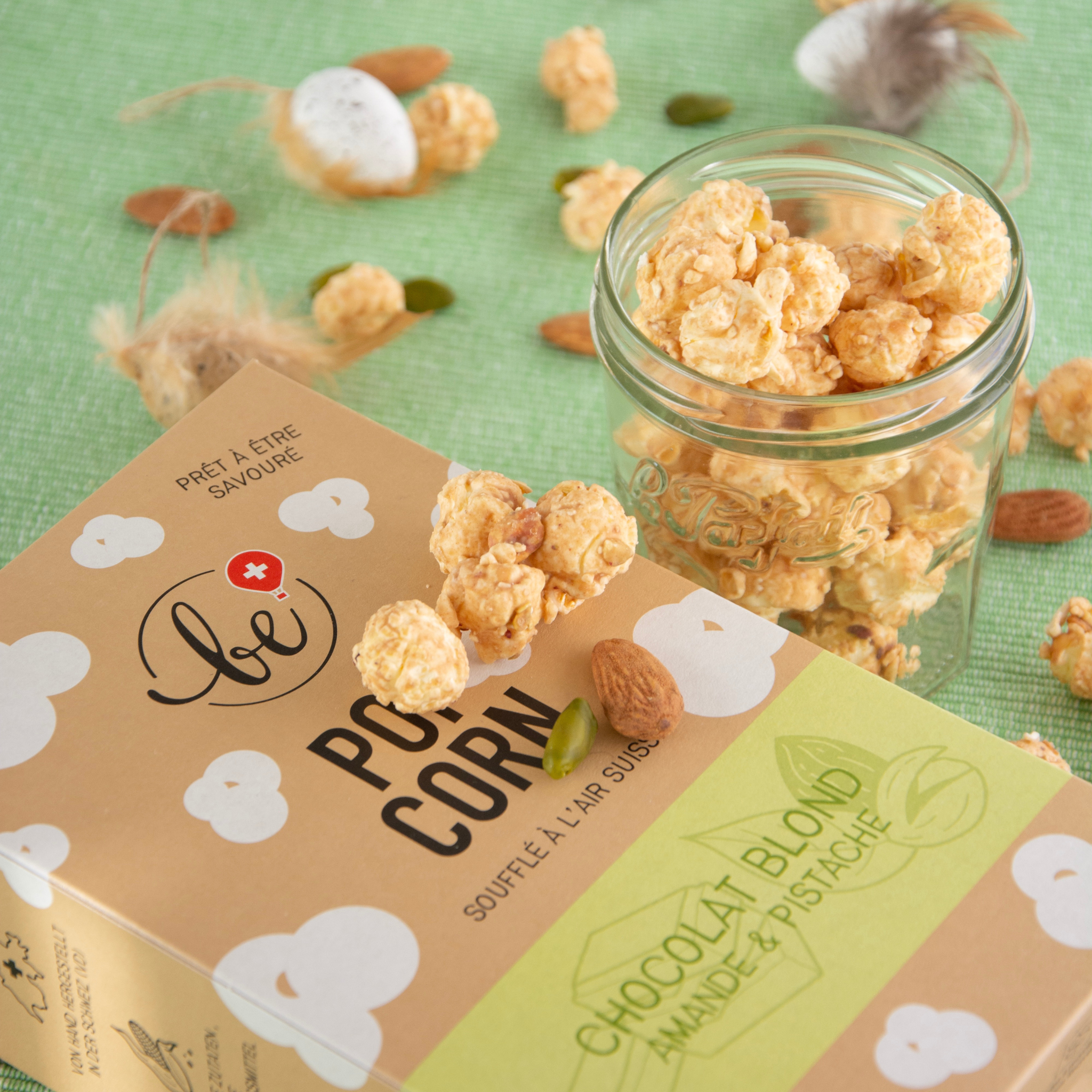Photo lifestyle de popcorn au chocolat blond, amande et pistache