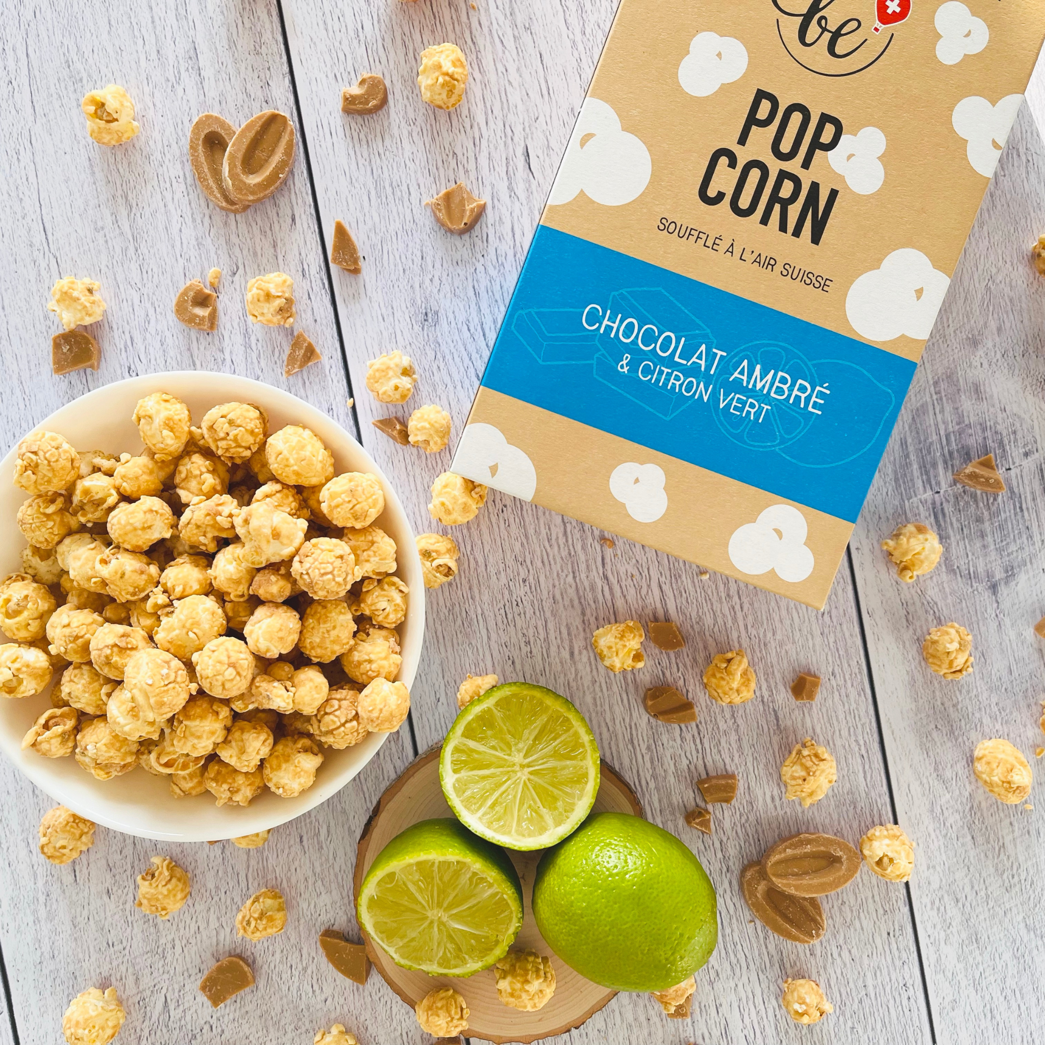 Popcorn au citron vert et au chocolat ambré sur une table prêt à être mangé