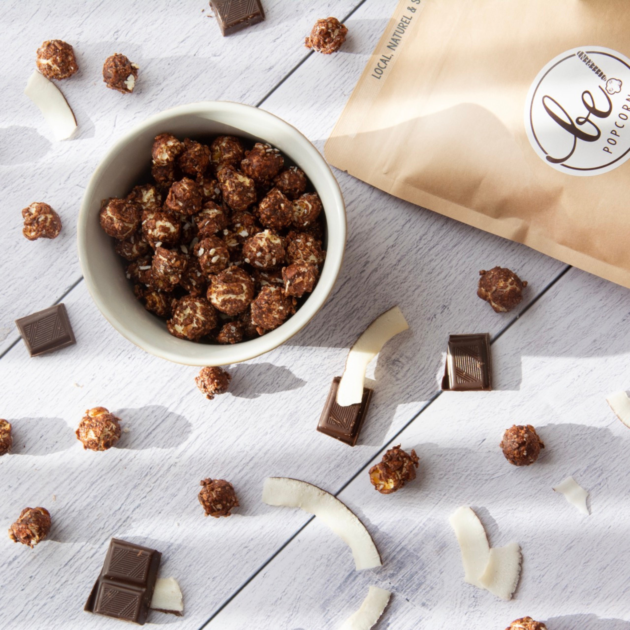 Photo lifestyle du popcorn au chocolat noir et noix de coco