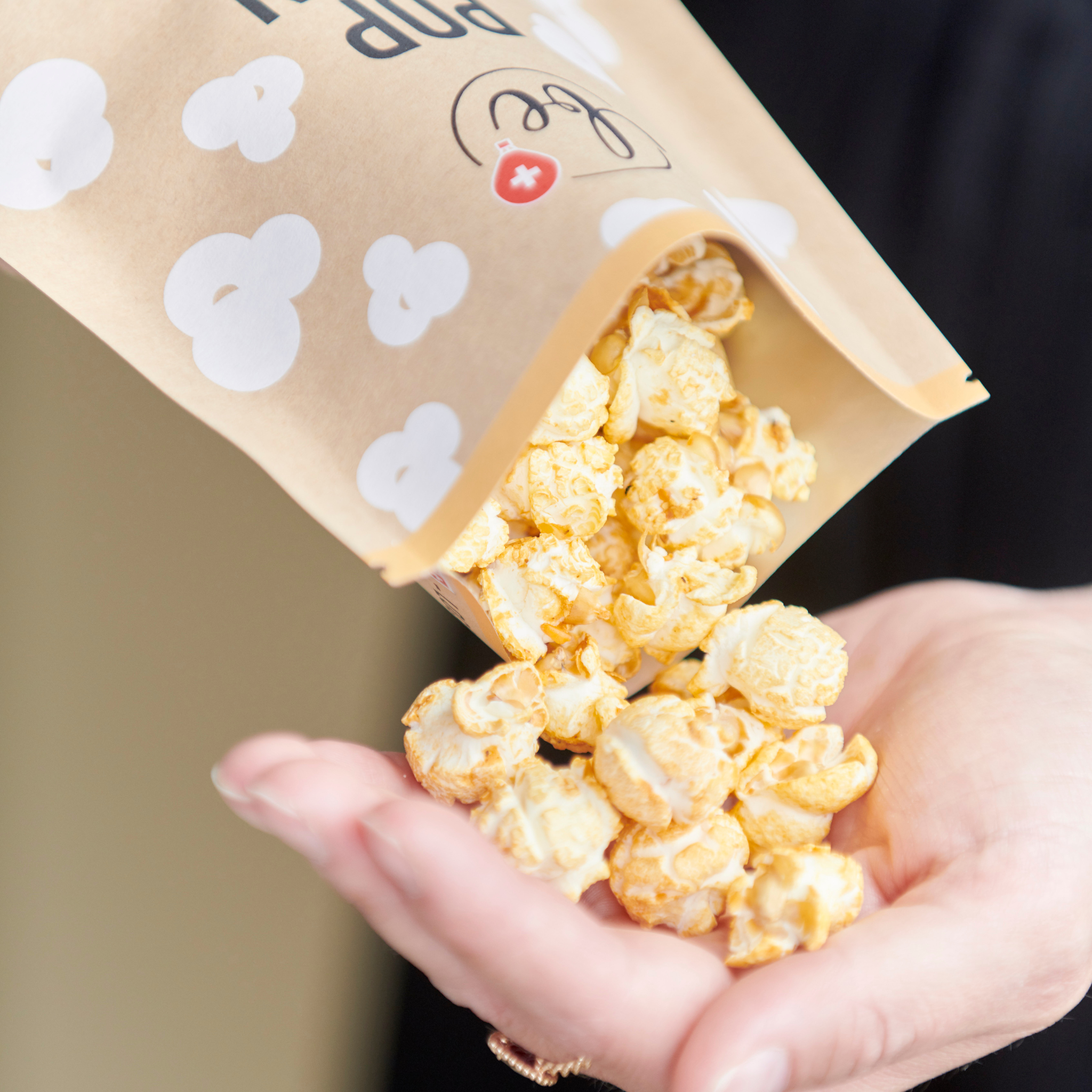 Photo lifestyle du paquet de popcorn au Gruyère AOP & Poivre noir