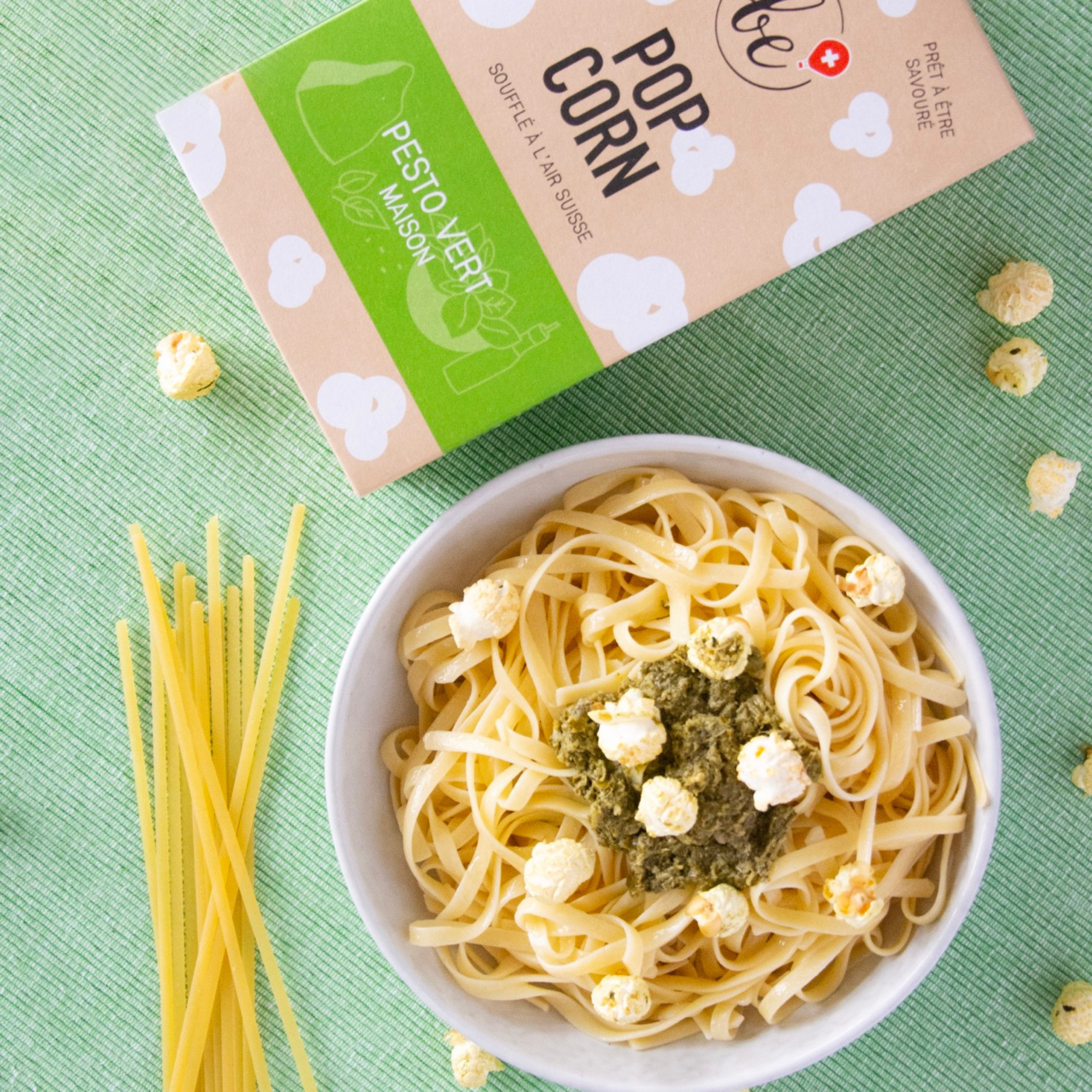 Photo lifestyle de popcorn vert au pesto vert maison