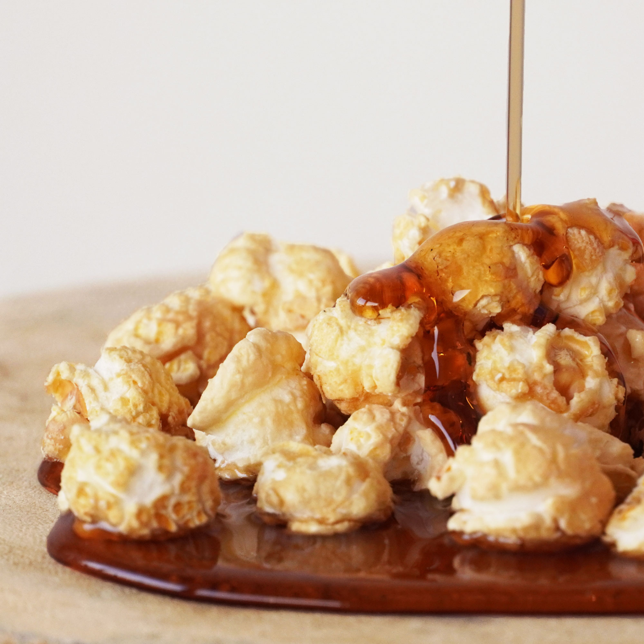 Photo lifestyle du popcorn croquant au sirop d'érable et pointe de sel