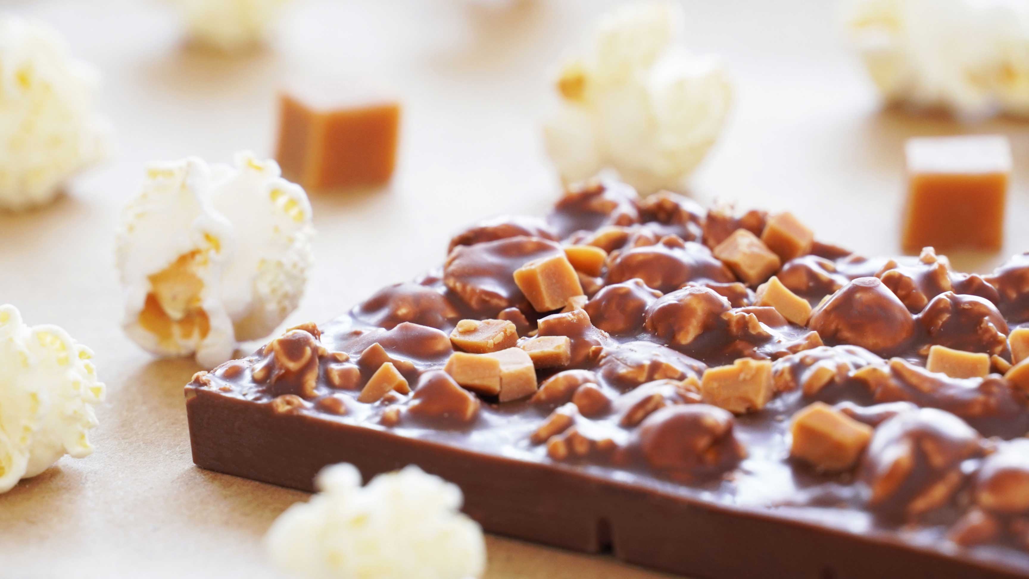 Photo lifestyle de la plaque de chocolat au lait, caramel et éclats de popcorn au caramel