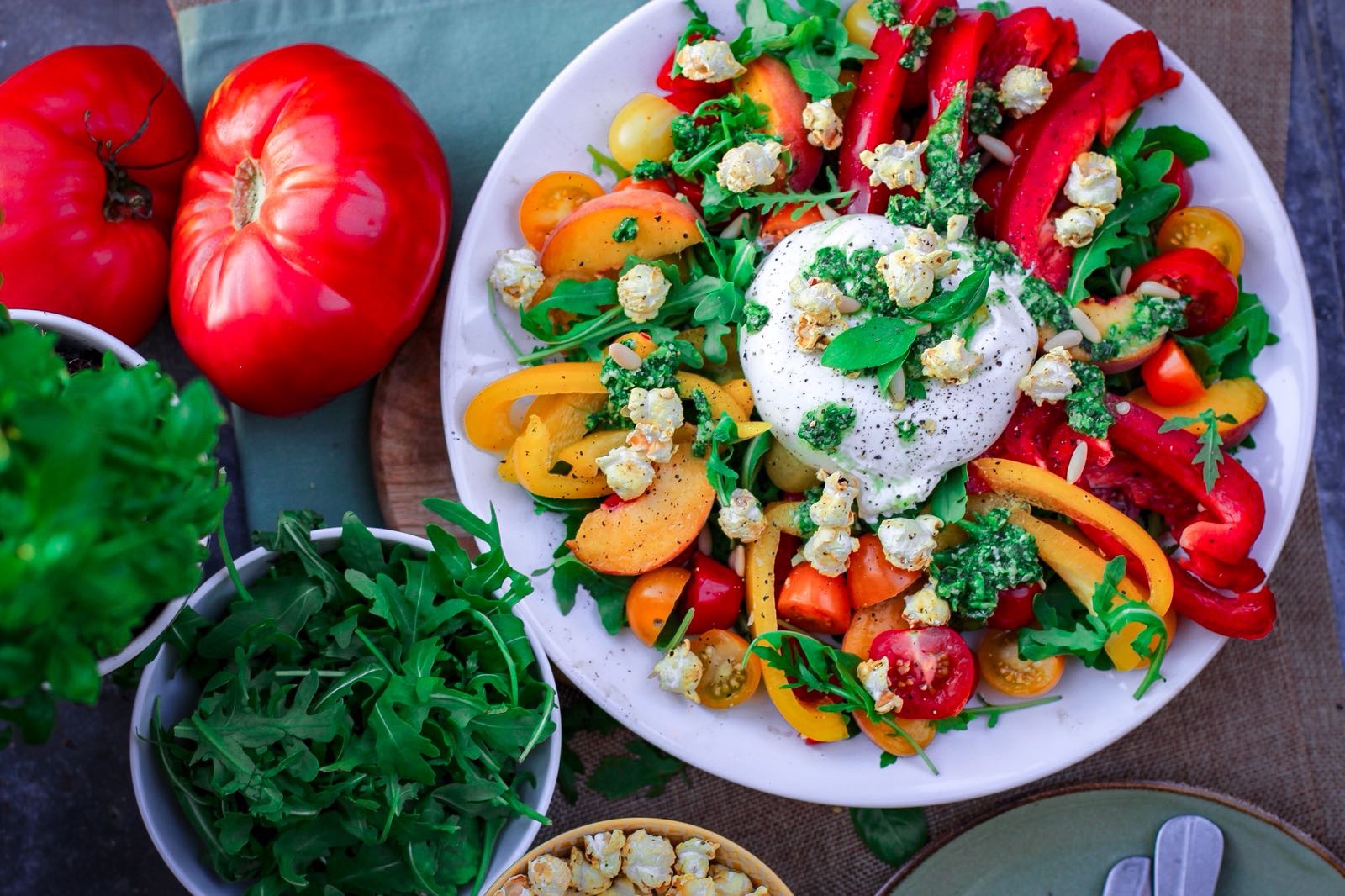 Recette : Salade d'été aux pêches, poivrons & popcorn au pesto