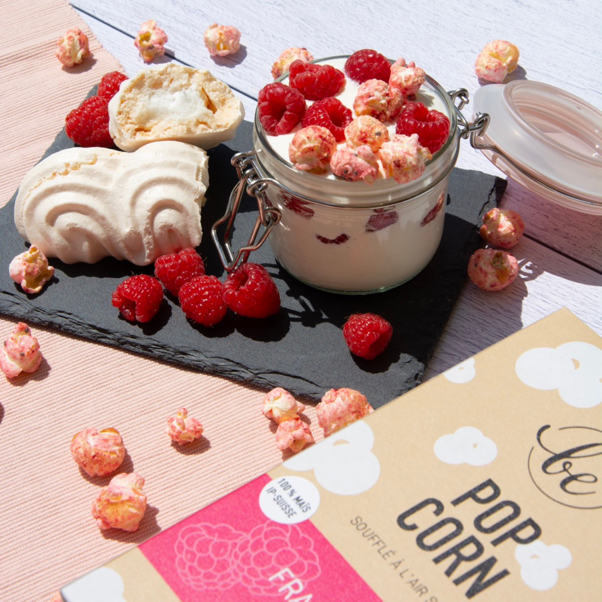 Photo recette avec le popcorn Framboise & Chia, de couleur rose. 