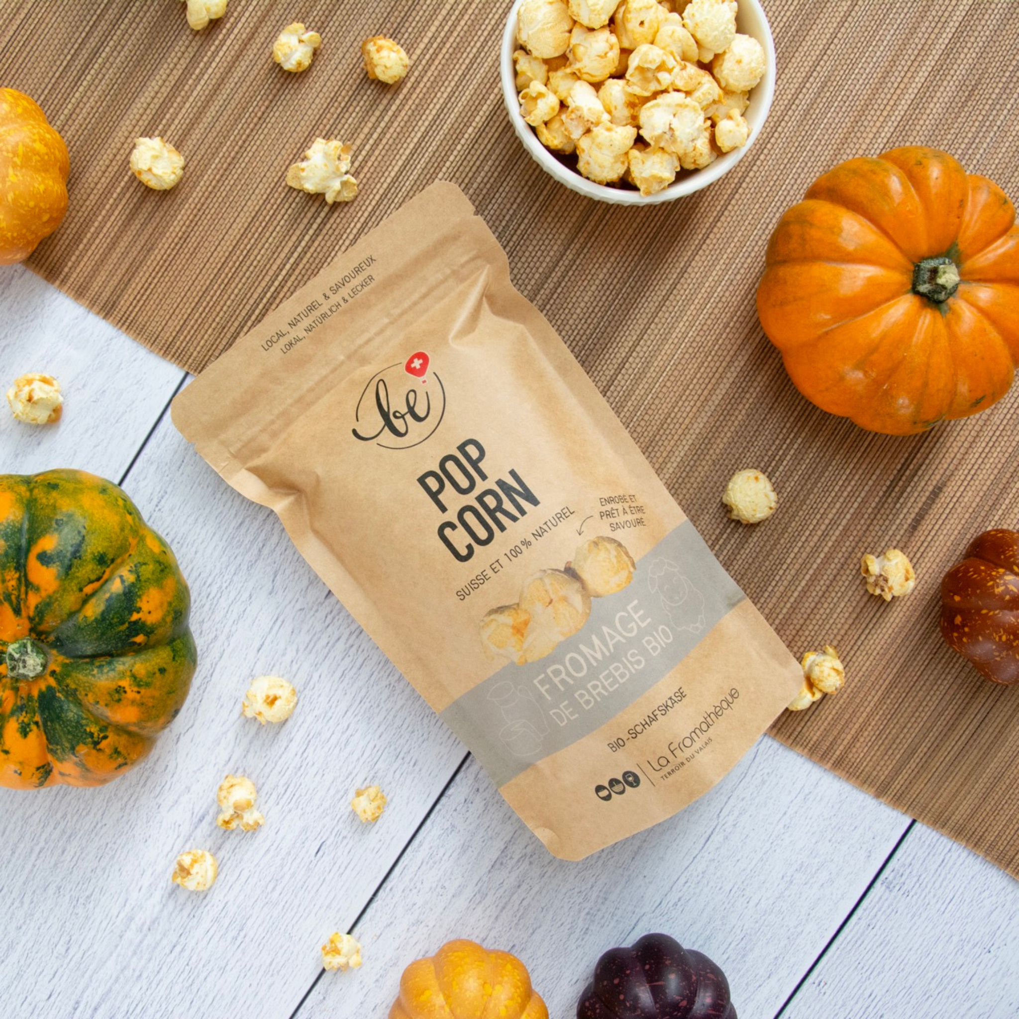 Photo lifestyle du paquet de popcorn au fromage de brebis BIO
