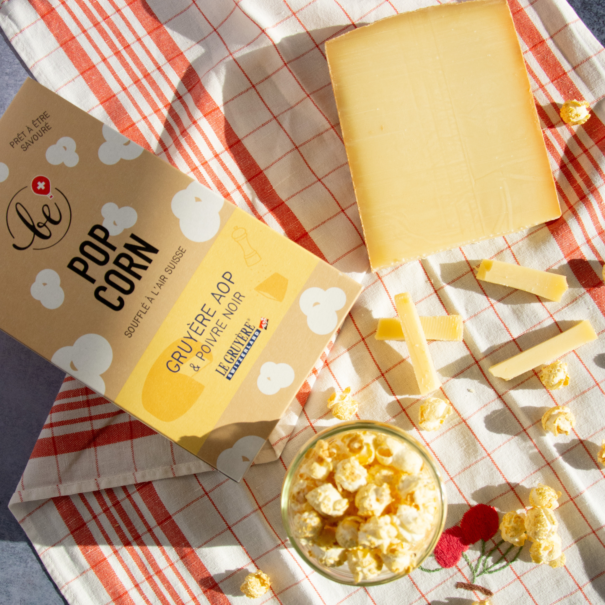 Photo lifestyle du paquet du popcorn au gruyère aop et poivre noir
