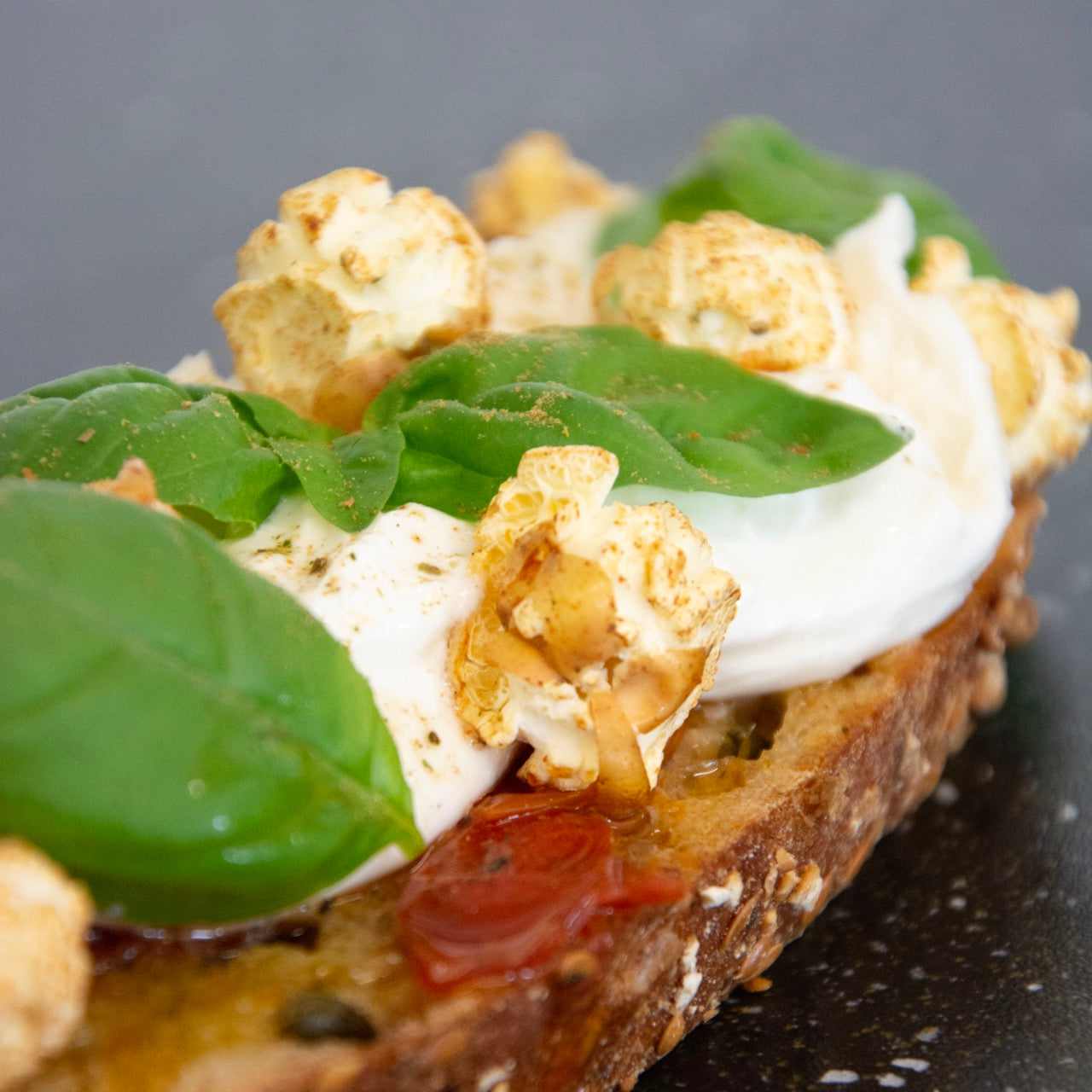 Tartine de tomate confite, burrata, basilic et popcorn tomate et origan