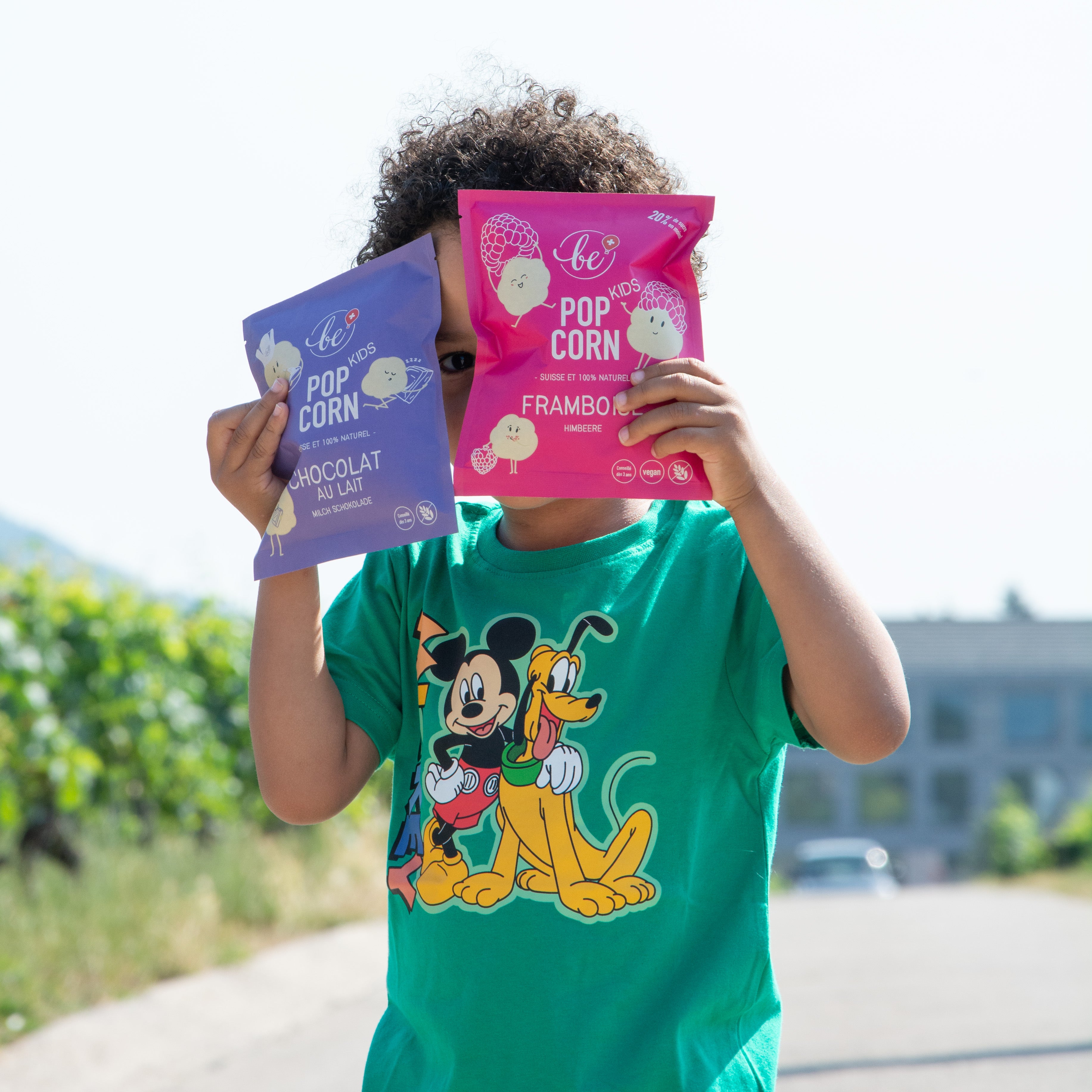 Enfant qui tient les deux minis paquets de popcorns pour kids