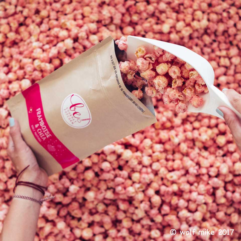 Photo lifestyle du popcorn rose à la framboise et chia